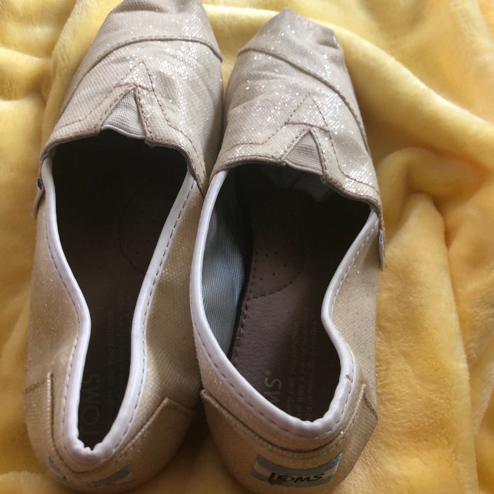 Cream/ gold shimmering Toms
